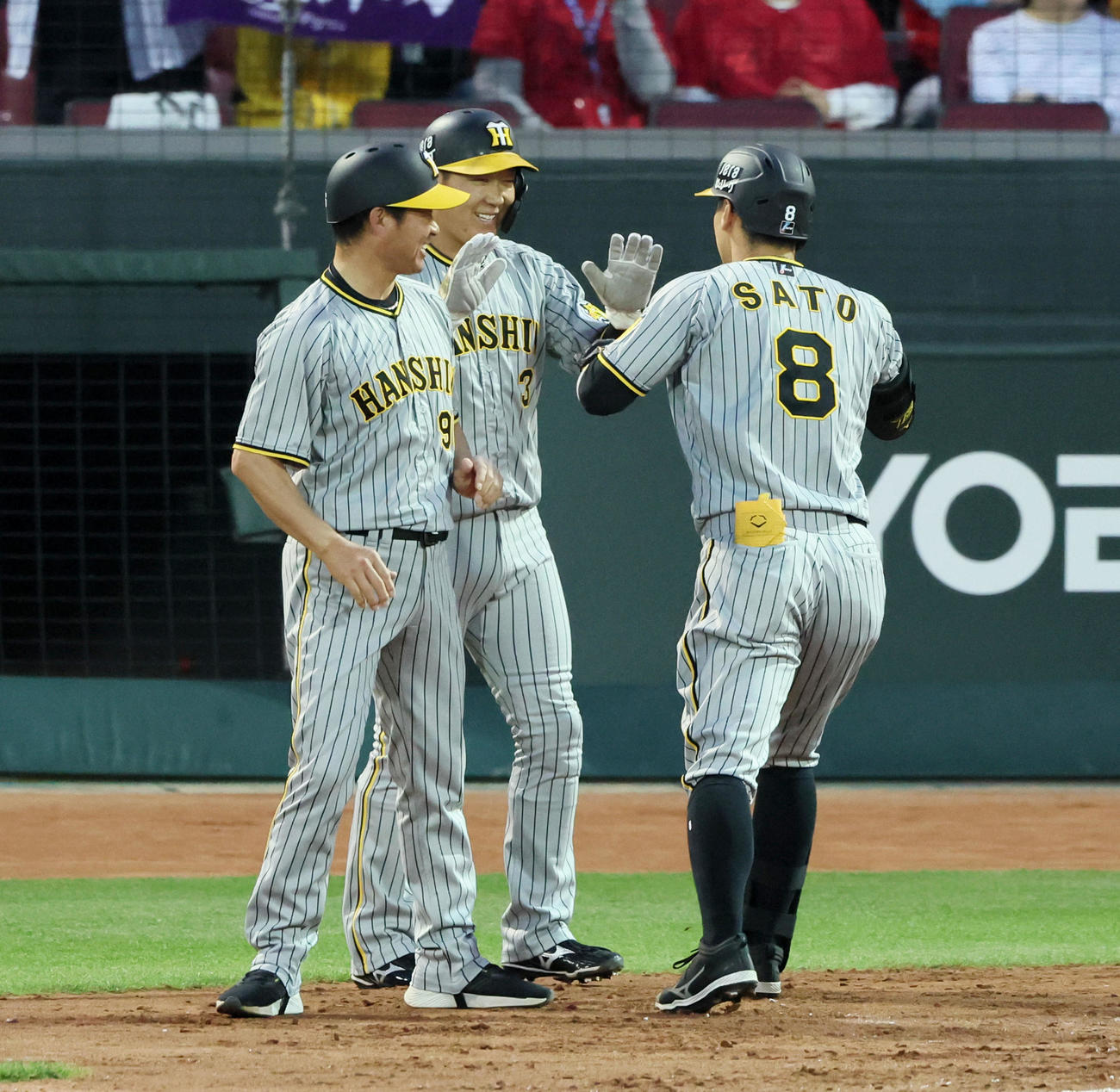 広島対阪神　3回表阪神2死一塁、一塁走者大山は左越え2点本塁打を放った佐藤輝（右）を笑顔で出迎える（撮影・加藤哉）