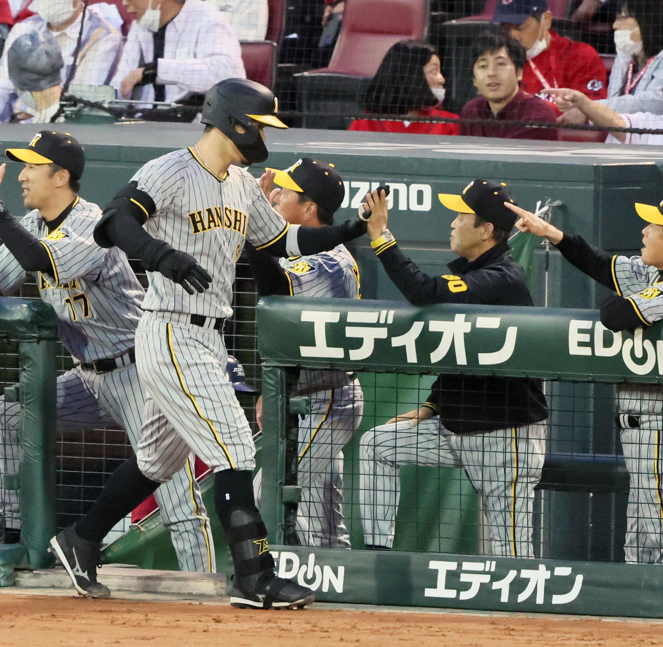 広島対阪神　3回表阪神2死一塁、左越え2点本塁打を放った佐藤輝（左）をベンチで出迎える岡田監督（撮影・加藤哉）