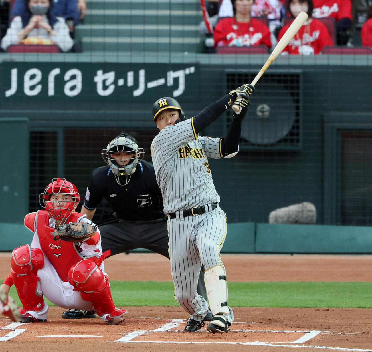 広島対阪神　1回表阪神2死一塁、大山は左越え2点本塁打を放つ（撮影・加藤哉）