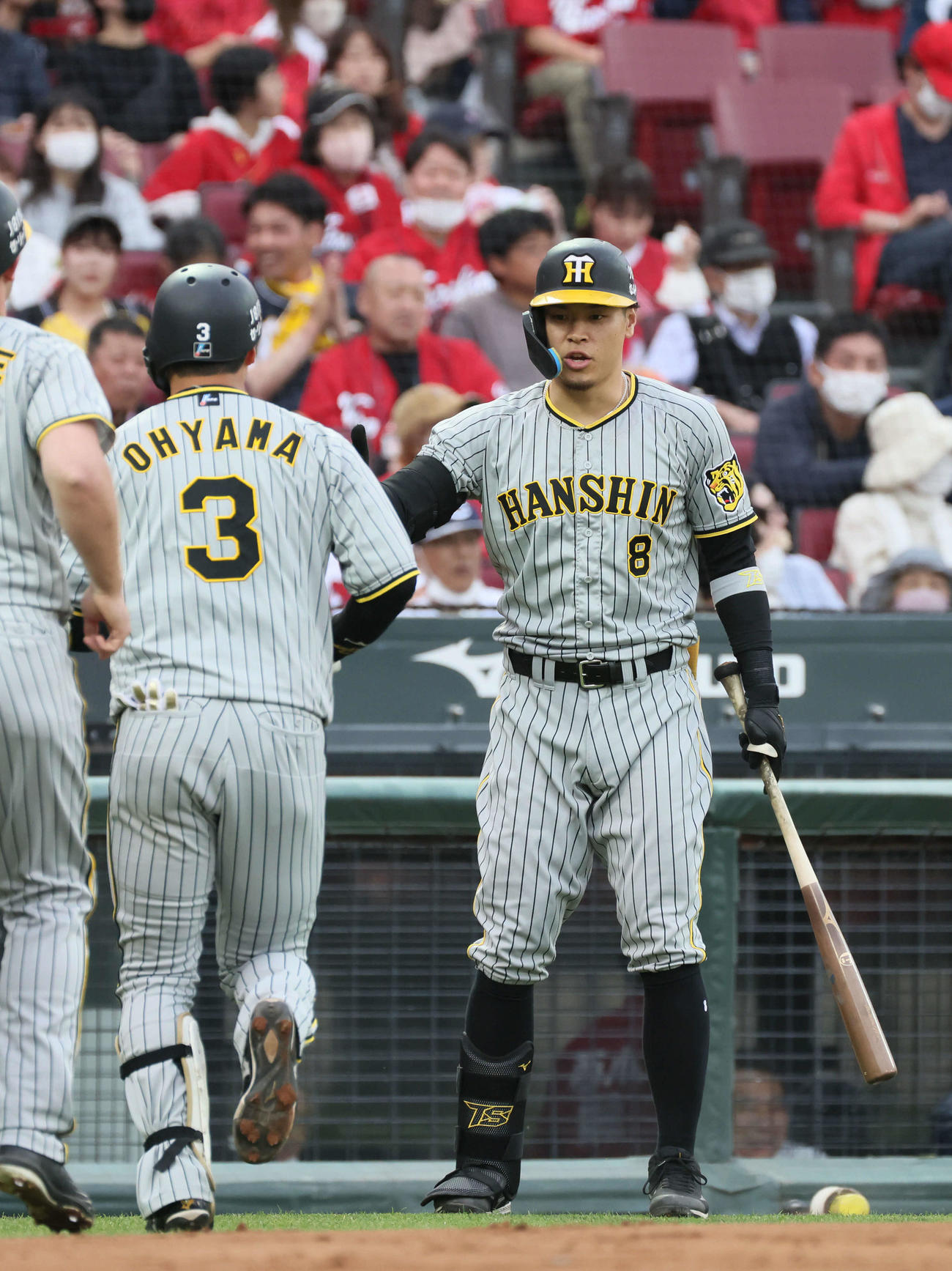 広島対阪神　1回表阪神2死一塁、先制左越え2点本塁打を放った大山を迎える佐藤輝（右）（撮影・加藤孝規）