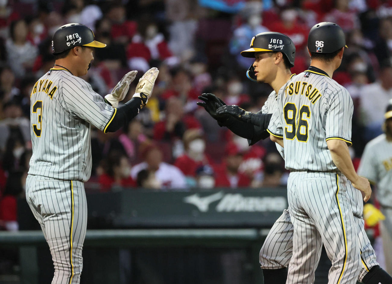 広島対阪神　左越え2点本塁打を放った佐藤輝を迎える大山（左）（撮影・加藤孝規）