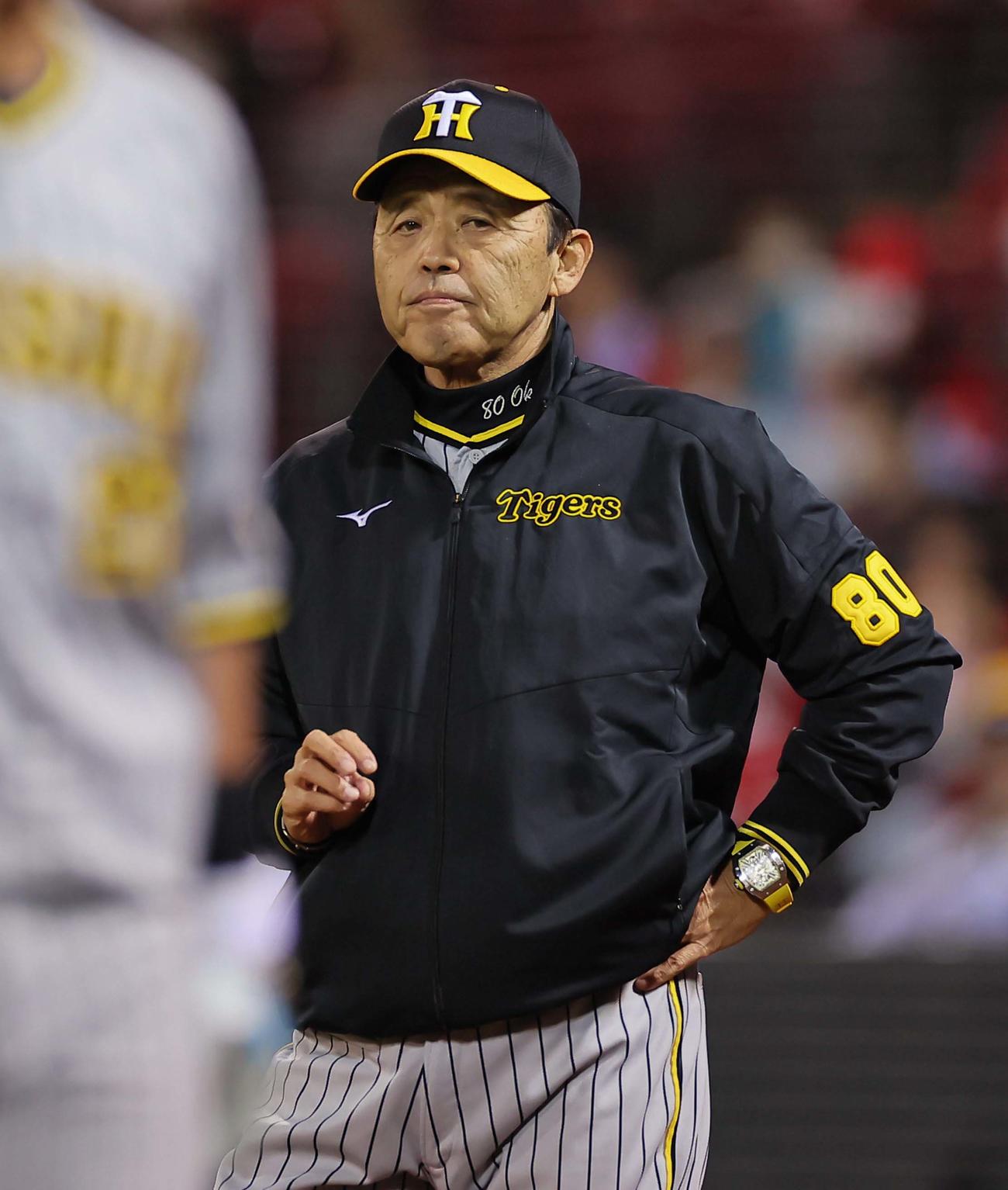 広島対阪神　選手交代を告げる岡田監督（撮影・上田博志）