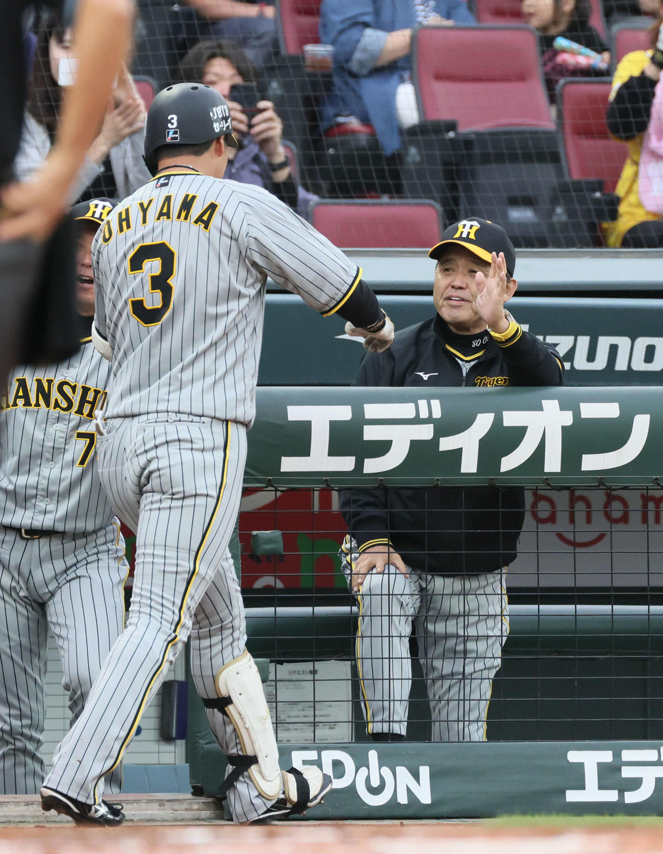 広島対阪神　1回表阪神2死一塁、先制左越え2点本塁打を放った大山を迎える岡田監督（右）（撮影・加藤孝規）