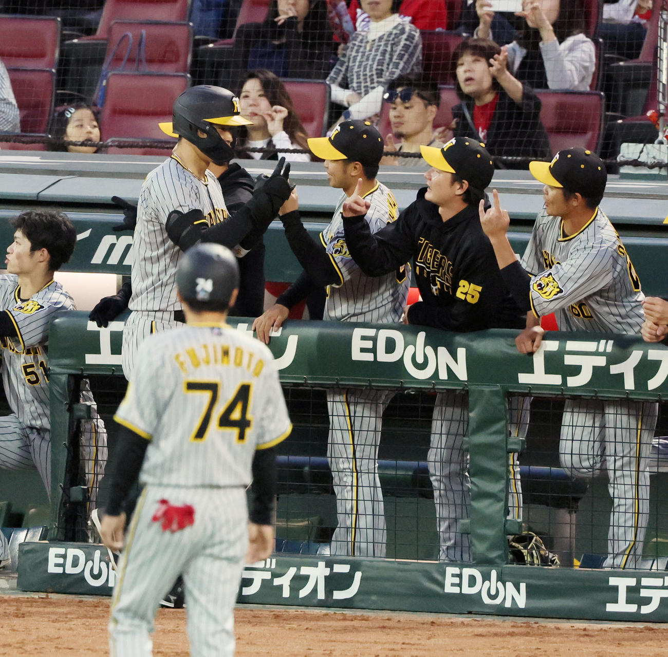 広島対阪神　3回表阪神2死一塁、左越え2点本塁打を放った佐藤輝（左）はベンチのナインから出迎えを受ける（撮影・加藤哉）