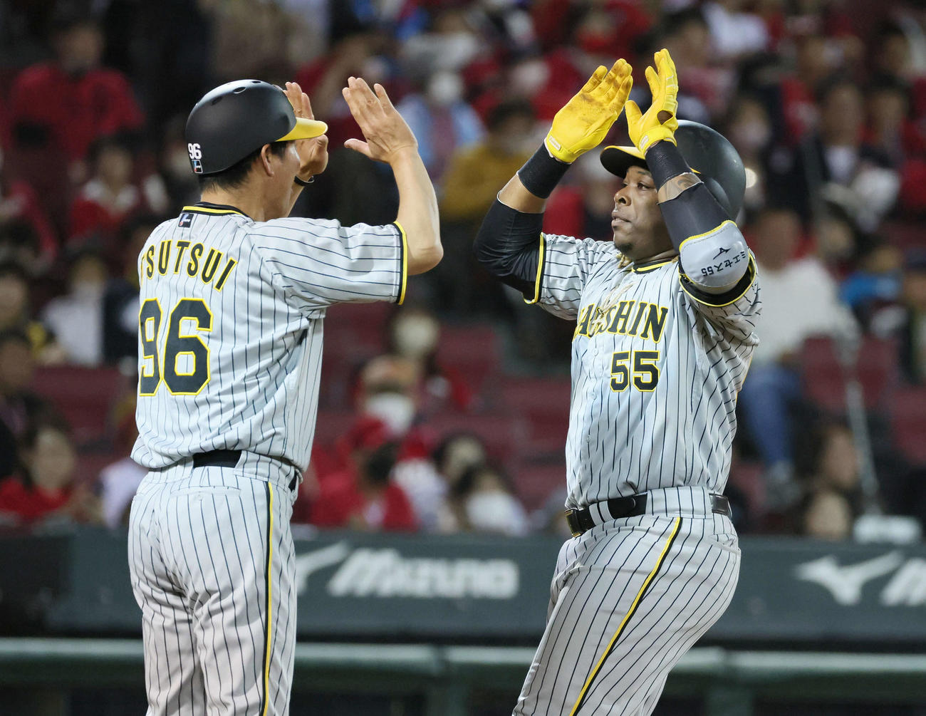 広島対阪神　6回表阪神1死、ミエセスは左越え本塁打を放ち、筒井コーチに迎えられる（撮影・加藤孝規）