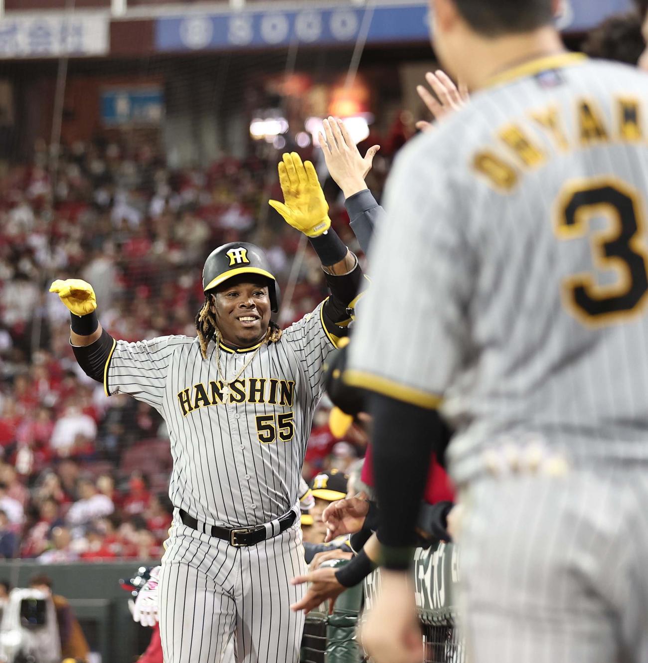 広島対阪神　6回表阪神1死、左越えソロ本塁打を放ったミエセスはナインの出迎えに笑顔を見せる（撮影・上田博志）