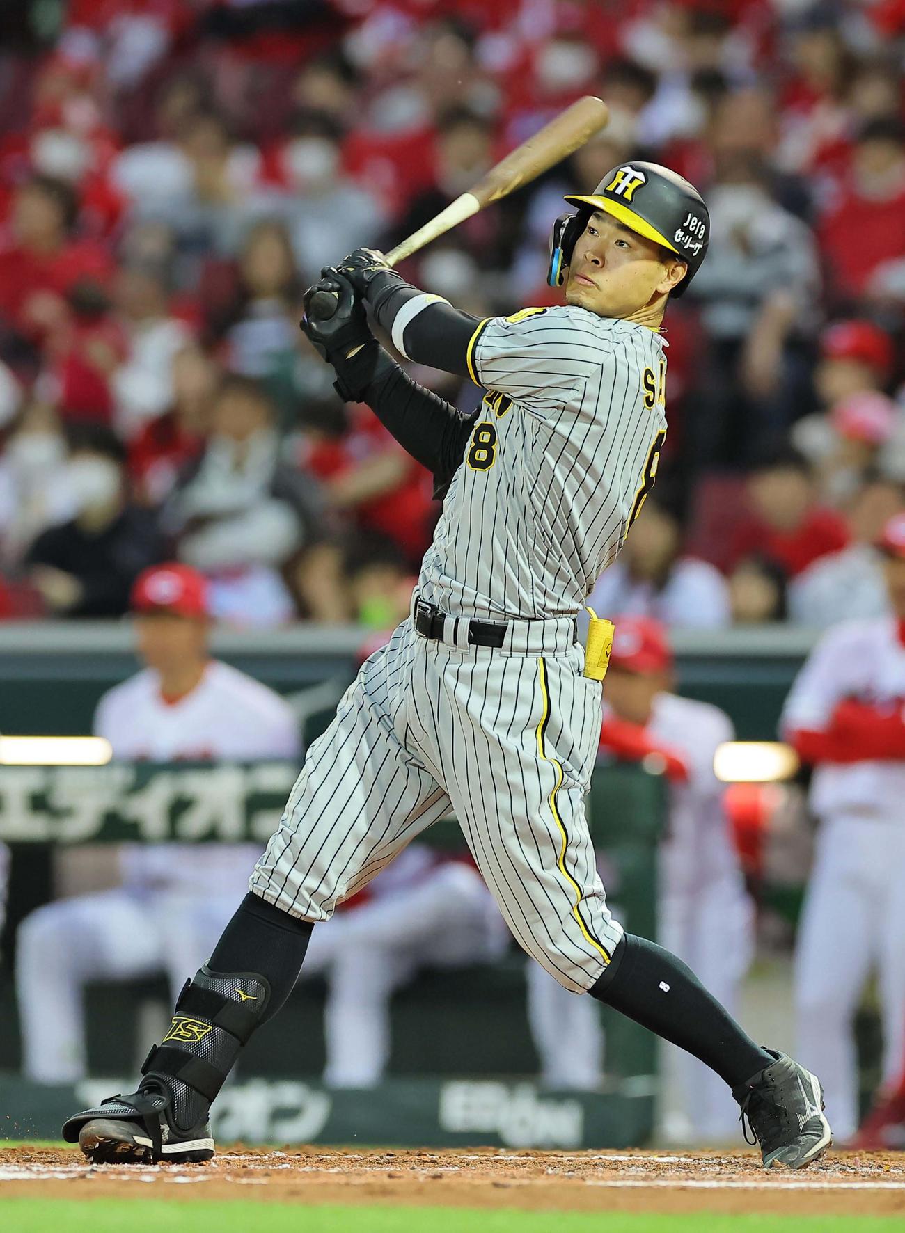 広島対阪神　3回表阪神2死一塁、佐藤輝は左越え2点本塁打を放つ（撮影・上田博志）