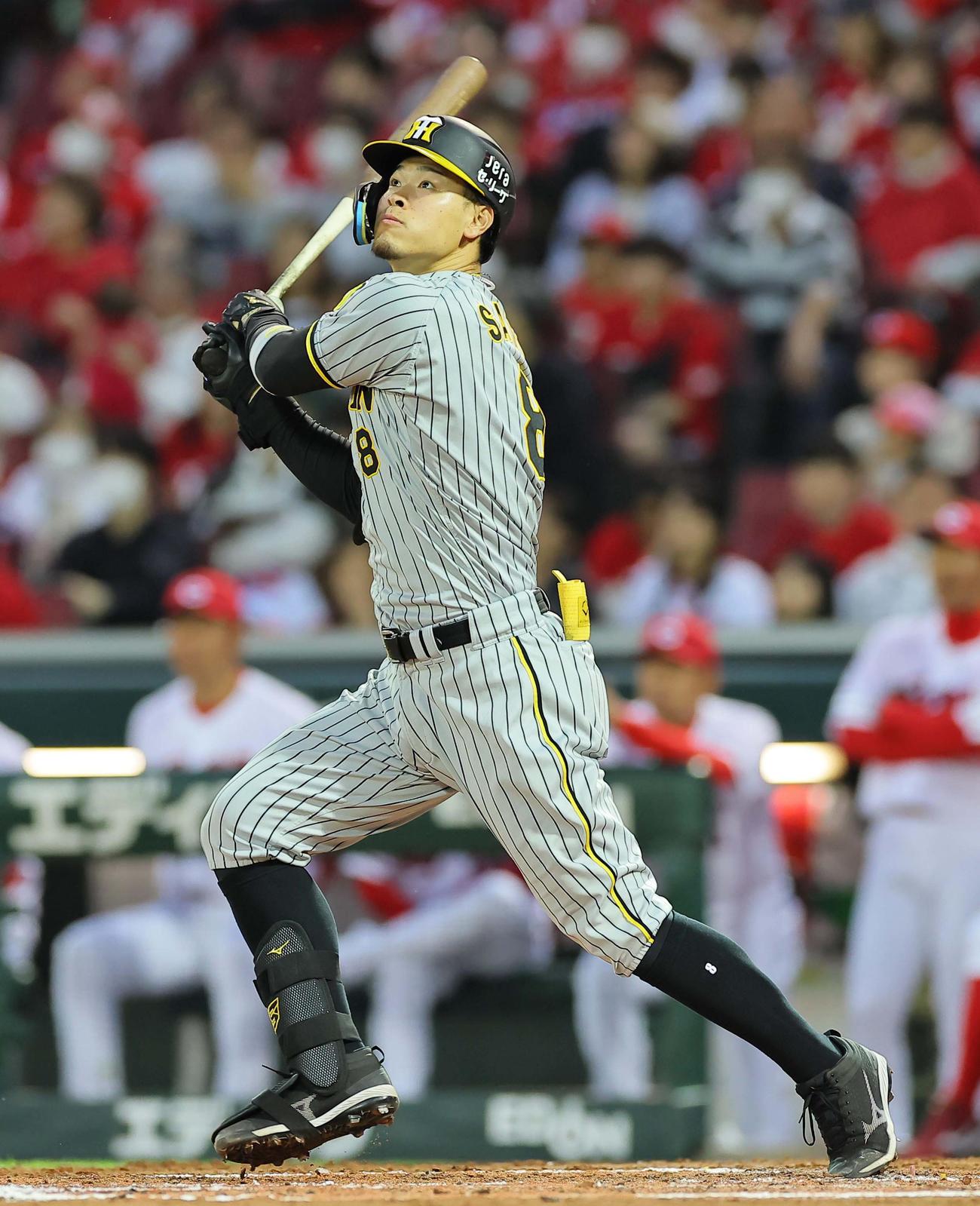 広島対阪神　3回表阪神2死一塁、佐藤輝は左越え2点本塁打を放つ（撮影・上田博志）