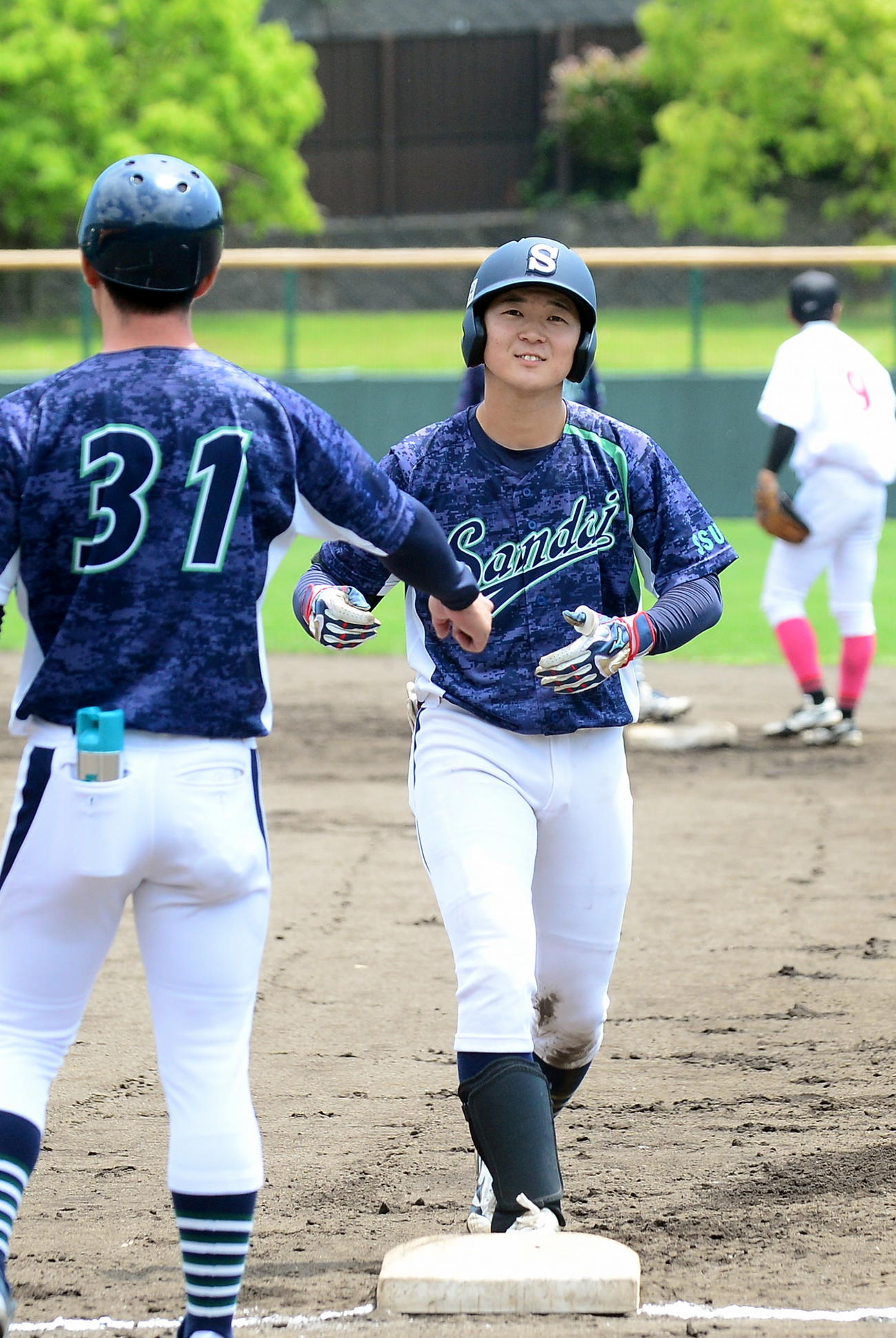 1日の日大国際関係戦、適時打を放ち笑顔を見せる静岡産大・杉本