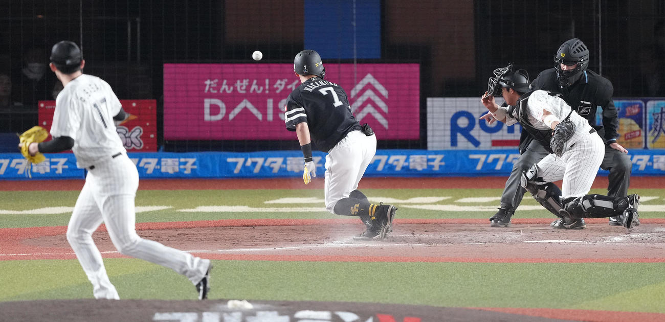 ロッテ対ソフトバンク　3回表ソフトバンク2死、暴投による振り逃げで出塁する中村晃。投手佐々木朗（撮影・鈴木みどり）