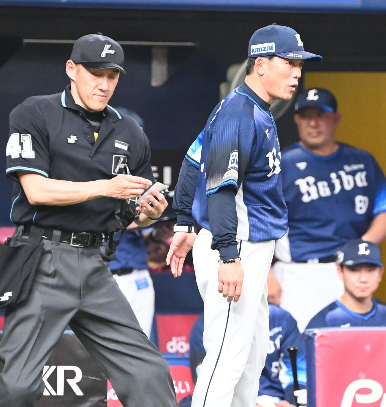 オリックス対西武　5回途中で隅田の降板を告げる西武松井監督（撮影・和賀正仁）