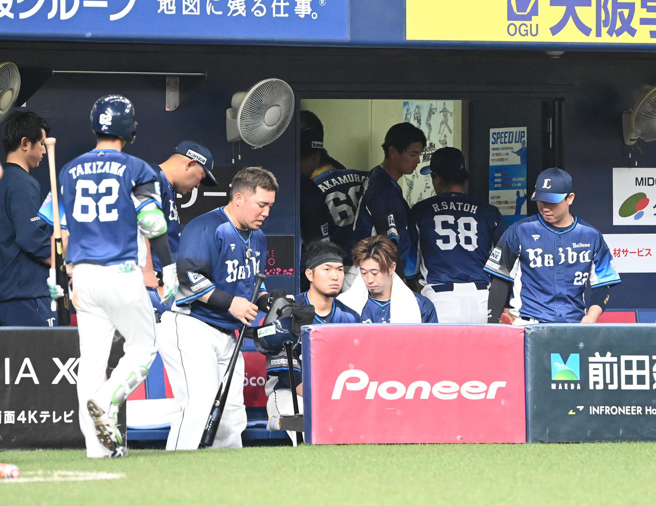 オリックス対西武　オリックスに敗れ引き揚げる西武の選手ら（撮影・和賀正仁）