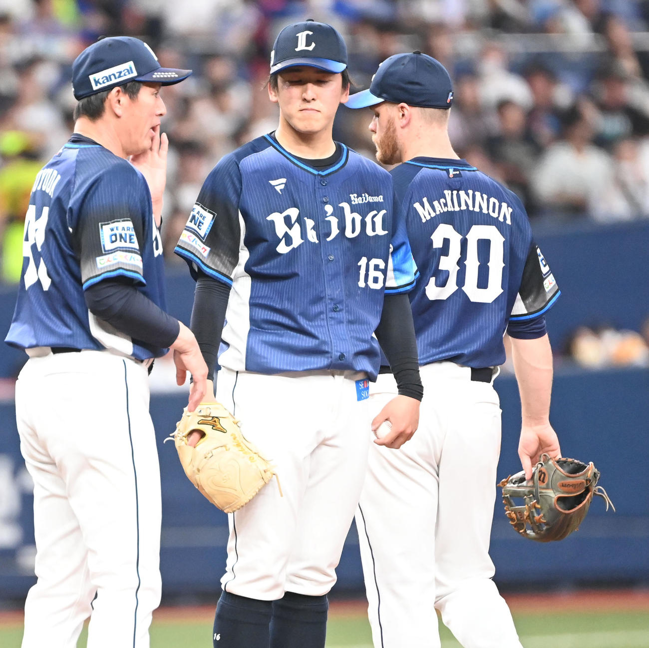 オリックス対西武　4回裏にピンチを迎え隅田の元に集まる西武内野陣（撮影・和賀正仁）