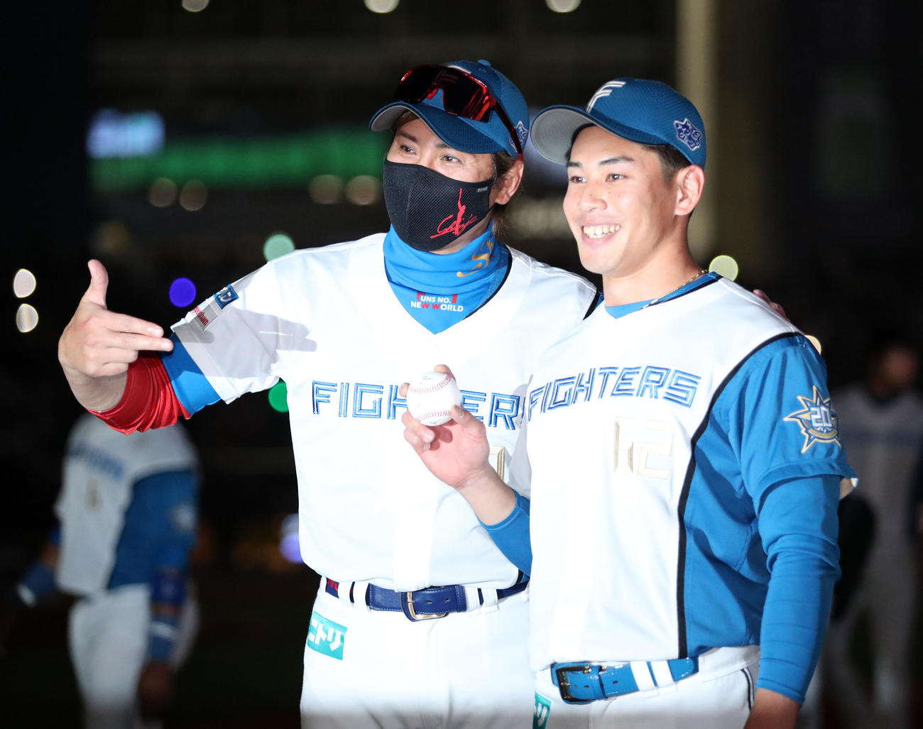 日本ハム対楽天　プロ初勝利を挙げ日本ハム新庄監督（左）と記念撮影をする宮内（撮影・佐藤翔太）