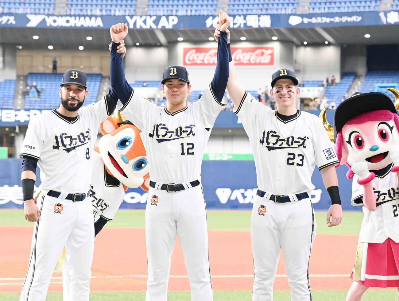 オリックス対西武　ゴンザレス（左）とシュウィンデル（右）から祝福される3勝目を挙げた山下（撮影・和賀正仁）