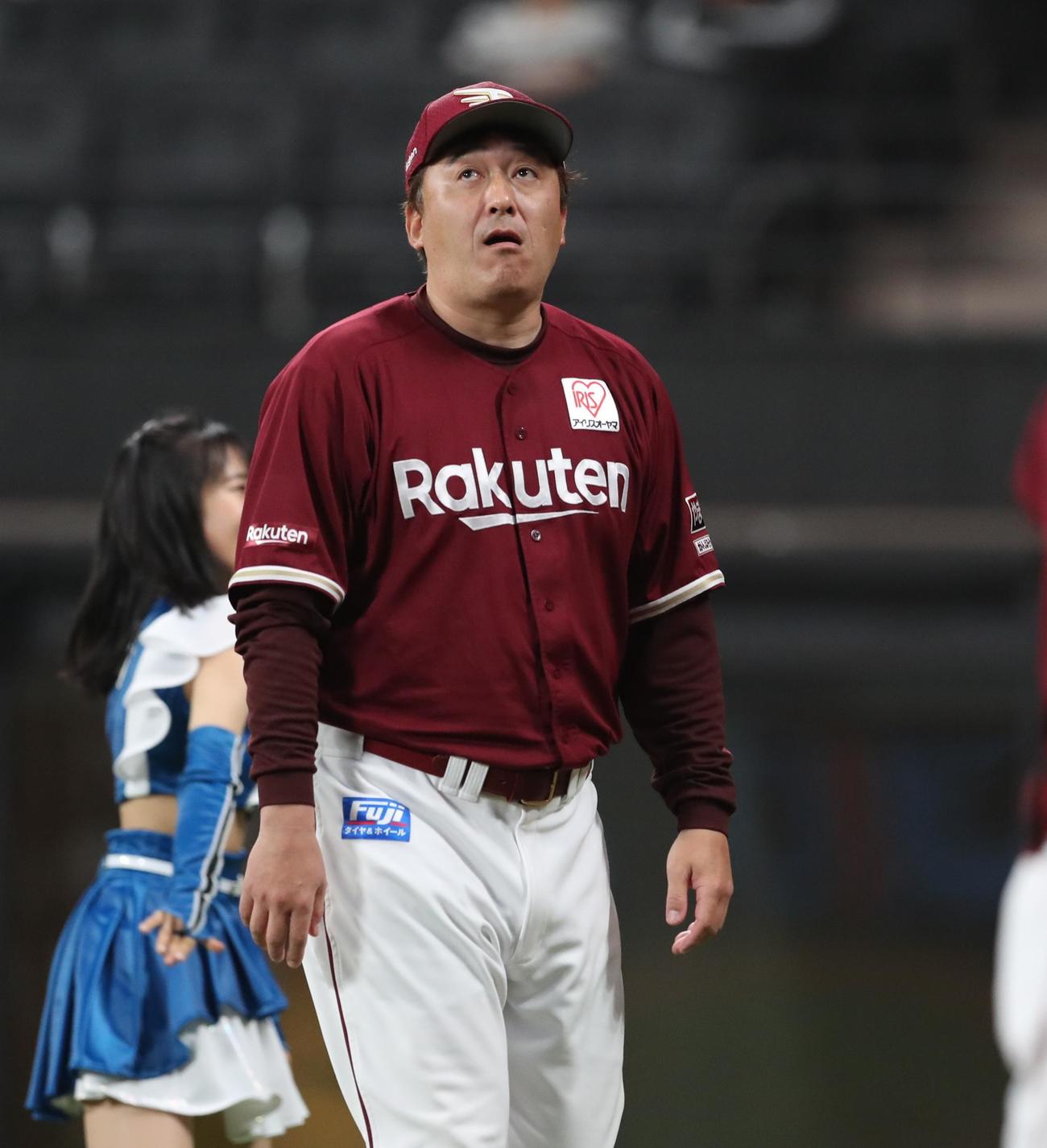 日本ハム対楽天　投手交代を告げる石井監督（撮影・黒川智章）
