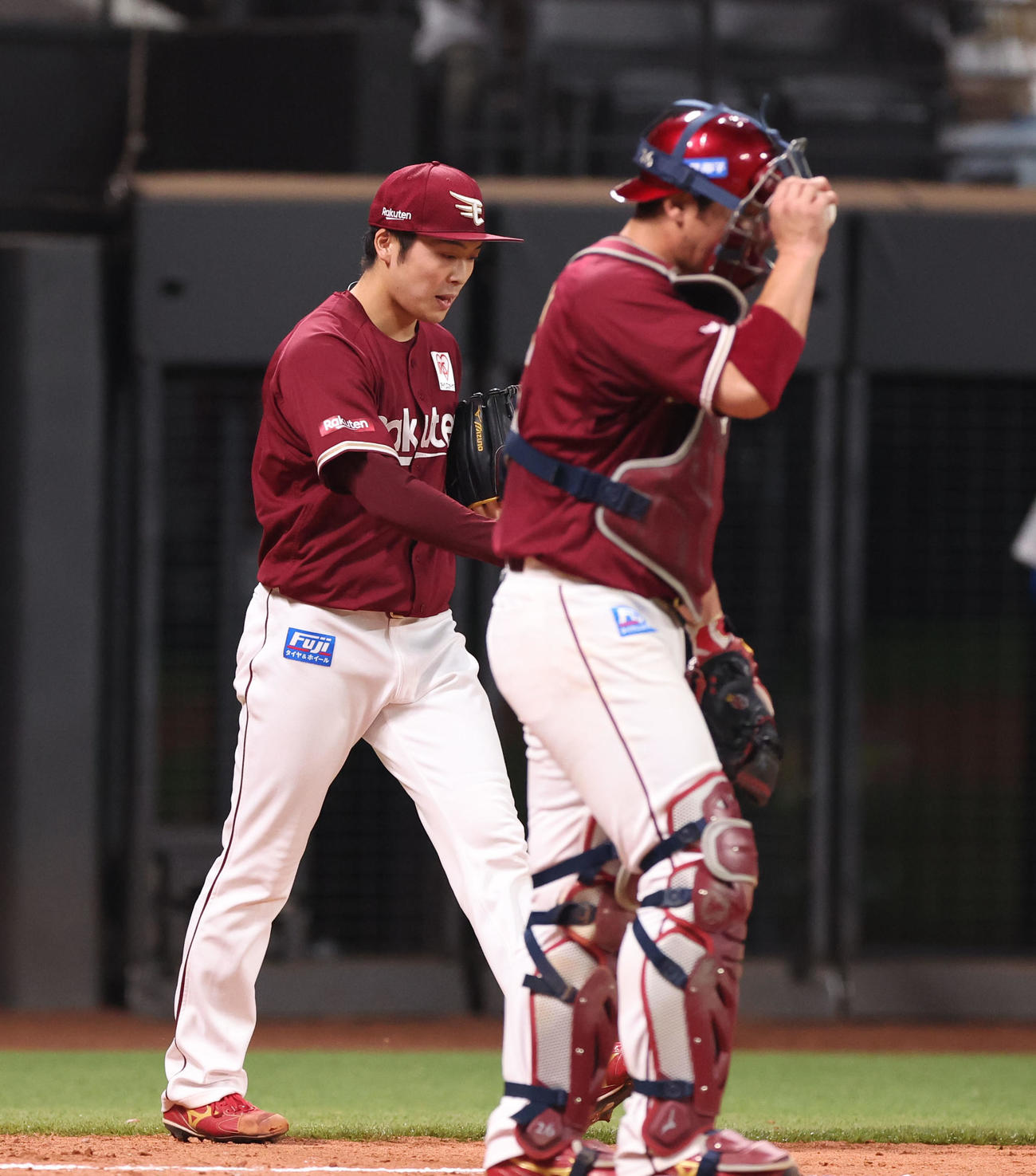 日本ハム対楽天　8回裏日本ハム1死一、三塁、万波に勝ち越しとなる適時二塁打を浴びる伊藤（撮影・佐藤翔太）
