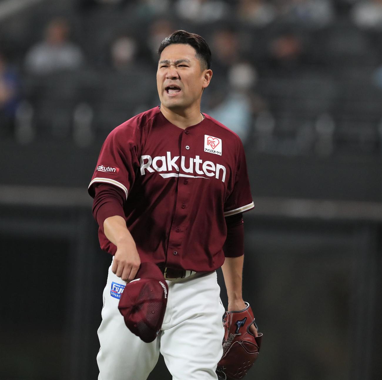 日本ハム対楽天　6回裏、満塁のピンチを無失点に抑えるも険しい表情の田中将（撮影・黒川智章）
