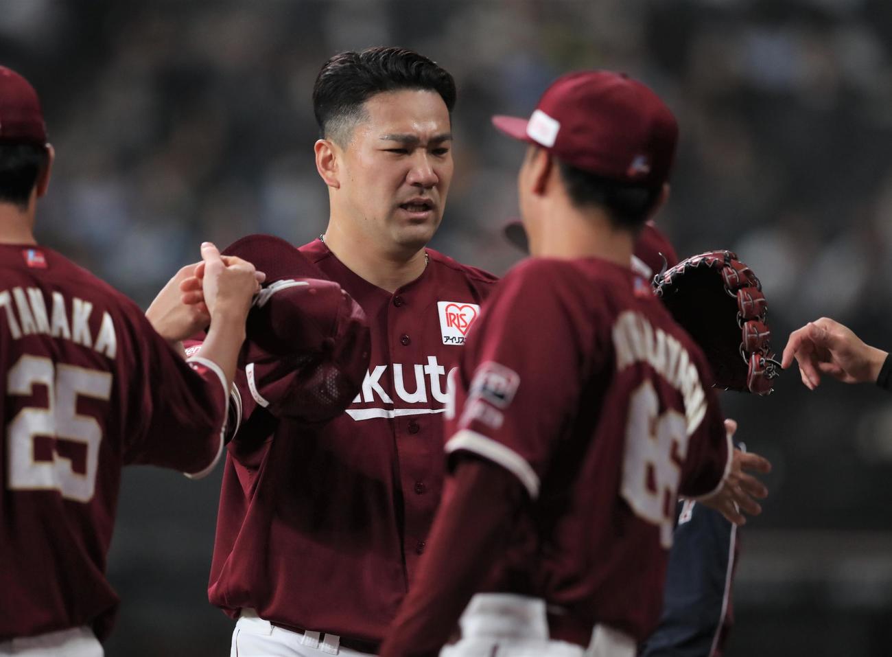 日本ハム対楽天　6回裏、満塁のピンチを無失点に抑えるも険しい表情の田中将（撮影・黒川智章）