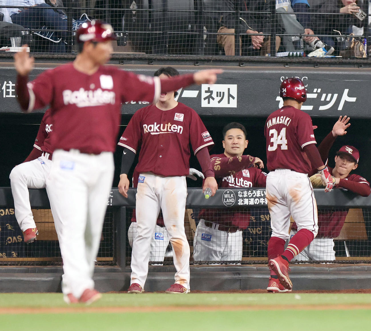 日本ハム対楽天　6回表楽天1死二、三塁、アルカンタラの悪送球の間に生還した山崎を出迎える田中将（撮影・佐藤翔太）