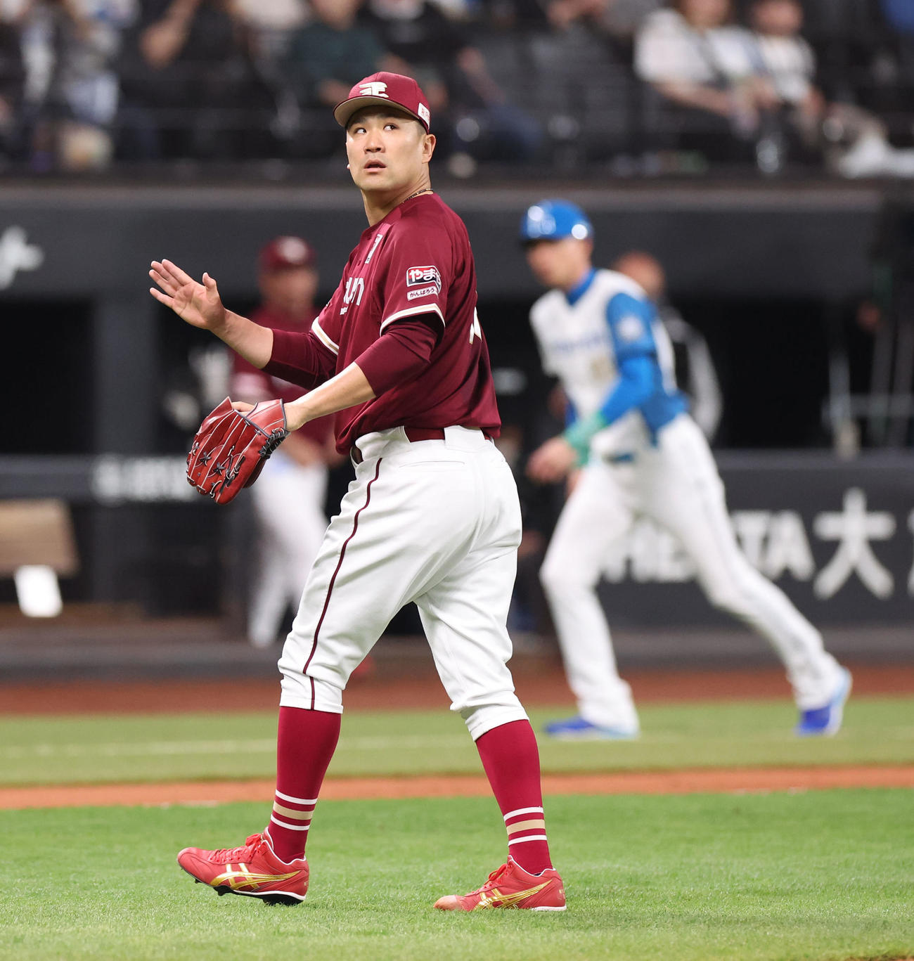 日本ハム対楽天　2回裏を無失点に抑えベンチに戻る田中将（撮影・佐藤翔太）