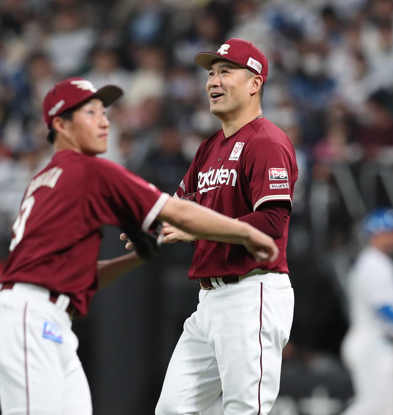 日本ハム対楽天　2回裏日本ハム無死一塁、マルティネスを併殺にとり笑顔の田中将（撮影・黒川智章）