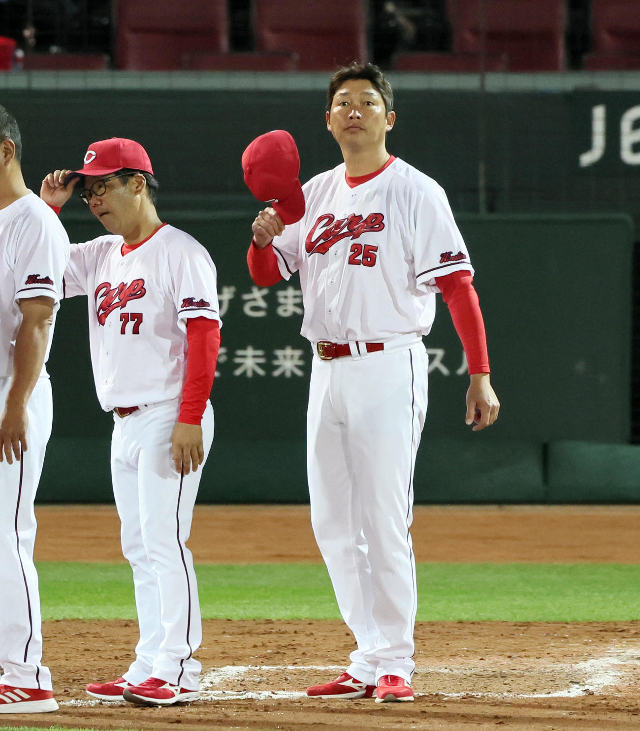 阪神に敗れスタンドへあいさつする新井監督。左は藤井ヘッドコーチ（撮影・加藤哉）