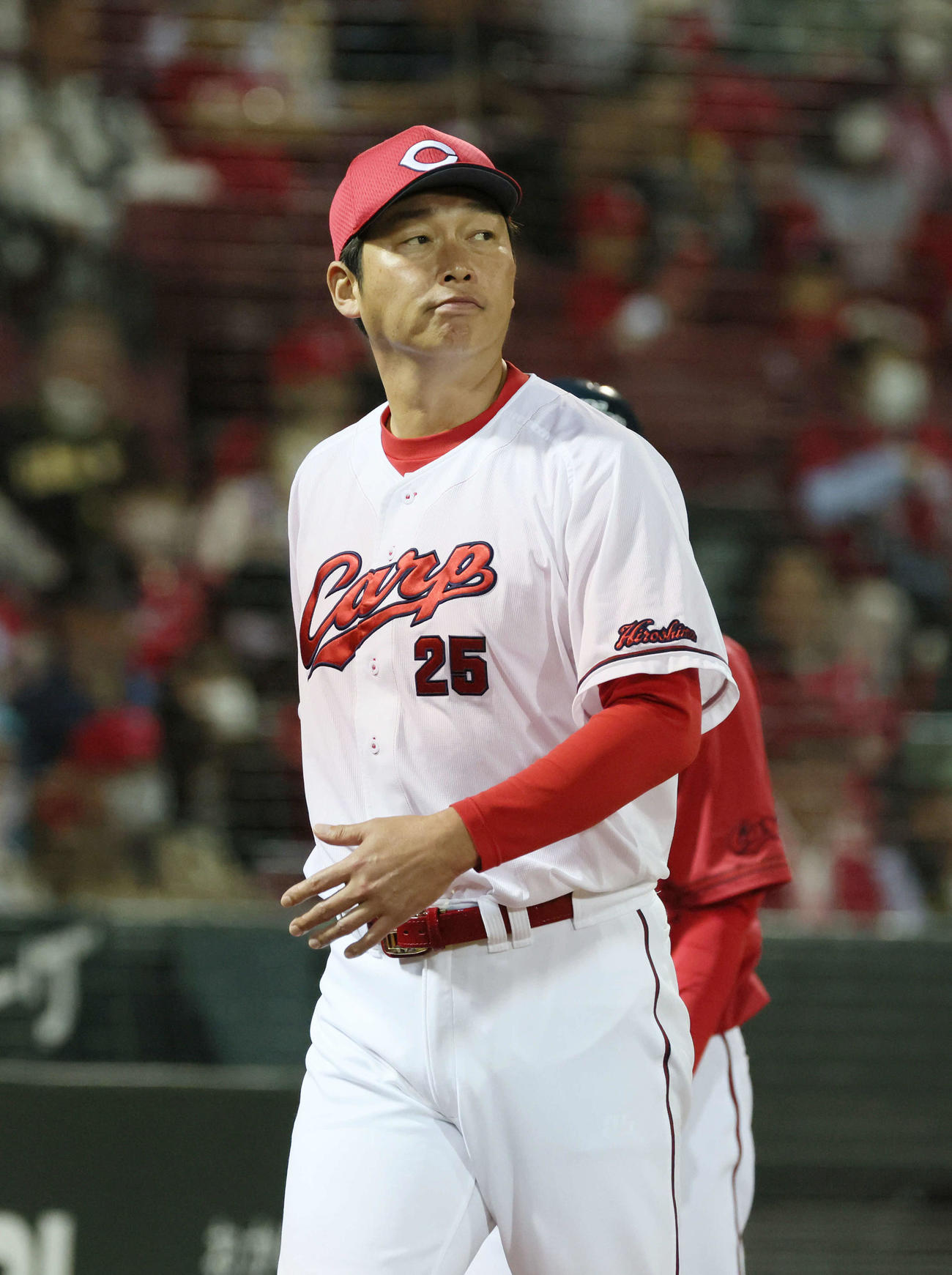 9回表阪神、交代告げる新井監督（撮影・加藤孝規）