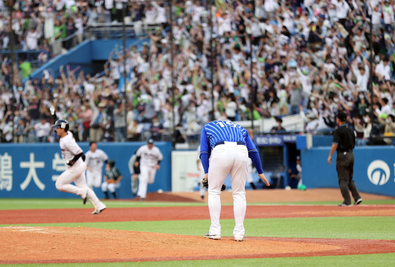 ヤクルト対DeNA 9回裏ヤクルト2死一塁、長岡（後方）に右越えサヨナラ2点本塁打を許し、がっくりの山崎（撮影・浅見桂子）