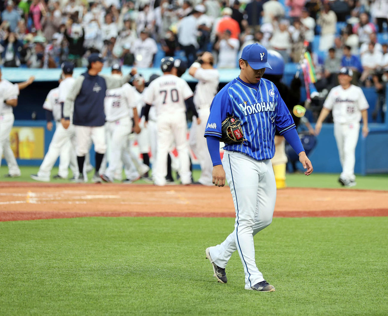 ヤクルト対DeNA 9回裏ヤクルト2死一塁、長岡に右越えサヨナラ2点本塁打を許し、がっくり引き揚げる山崎（撮影・浅見桂子）