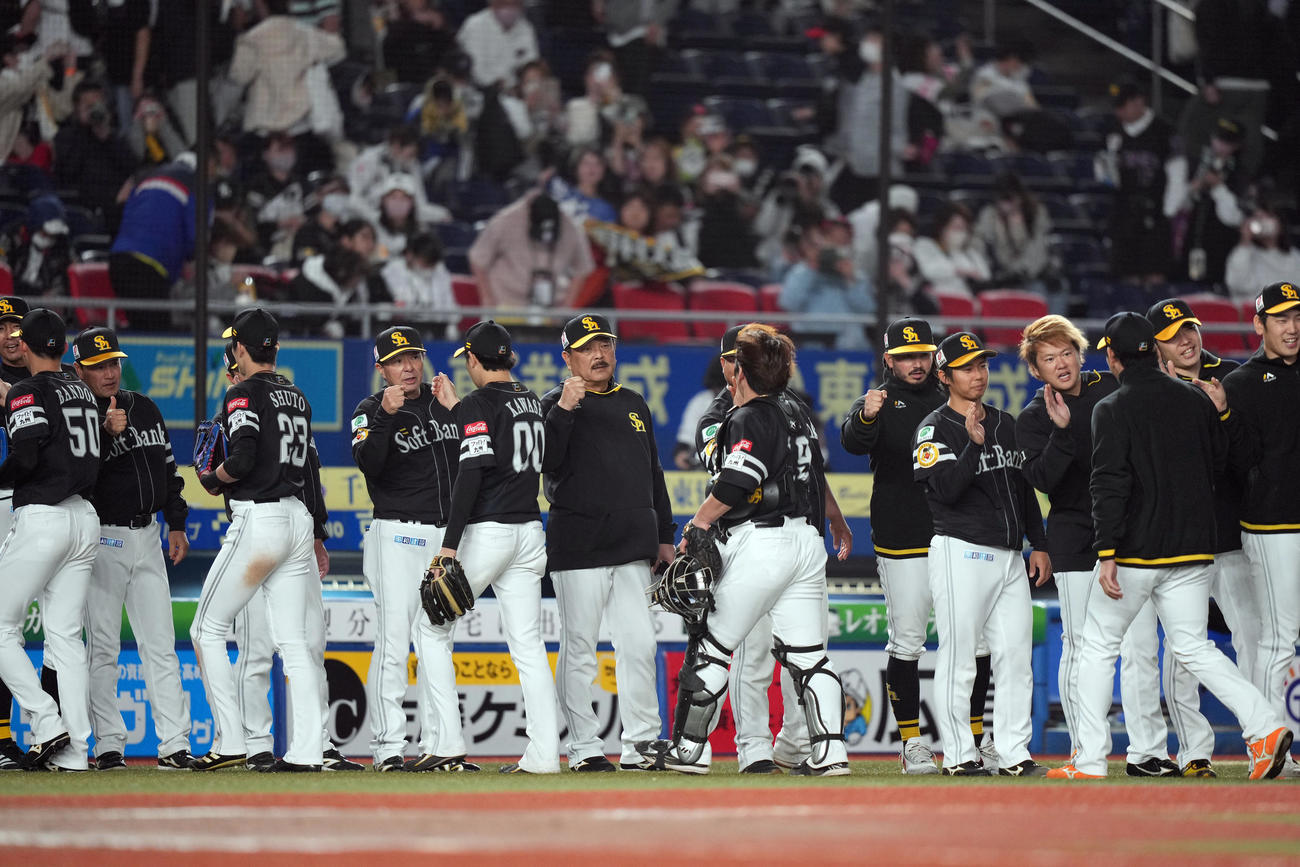 ロッテ対ソフトバンク　引き分けに持ち込み、選手を迎える藤本監督（中央）（撮影・狩俣裕三）
