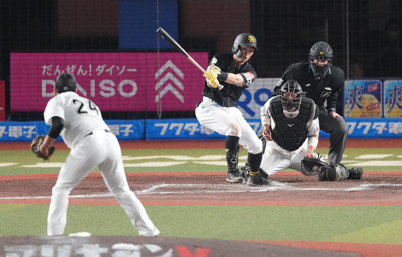 ロッテ対ソフトバンク　10回表ソフトバンク2死二塁、空振り三振に倒れる中村晃。投手東妻（撮影・鈴木みどり）