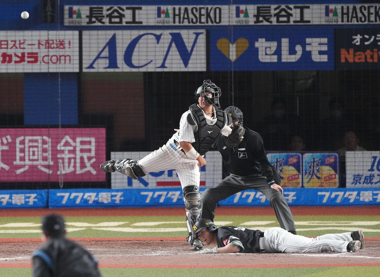 ロッテ対ソフトバンク　12回表ソフトバンク無死一塁、打者佐藤直の時、一塁走者三森の二盗を刺す捕手佐藤都（撮影・鈴木みどり）