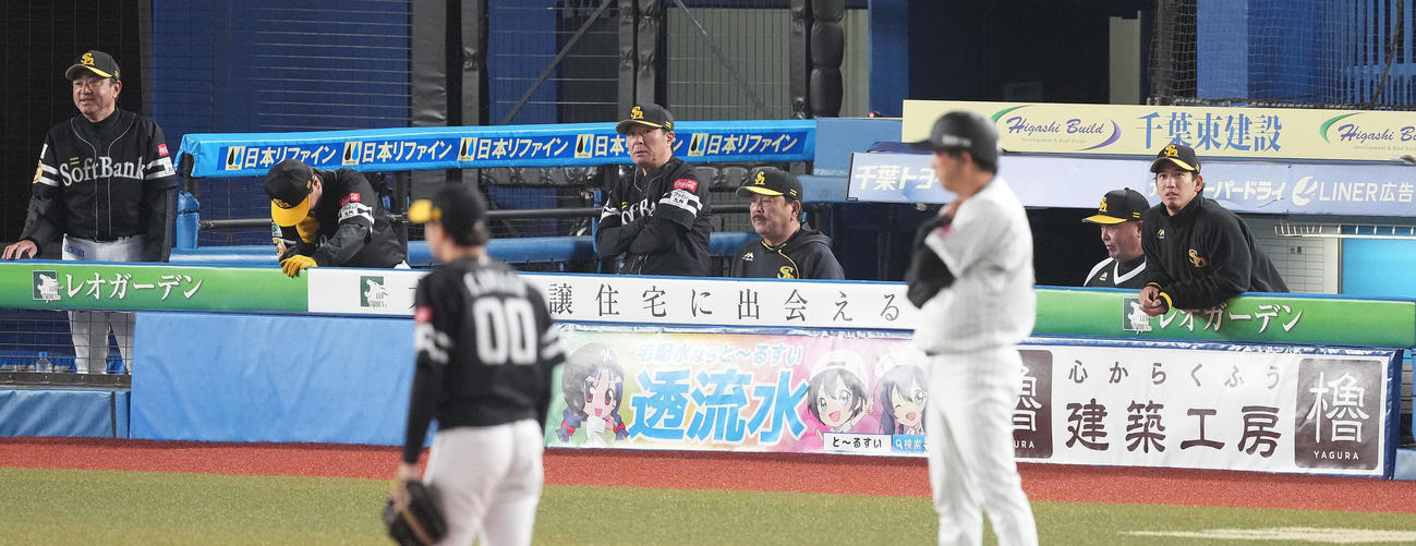 ロッテ対ソフトバンク　ベンチで浮かない表情のソフトバンク藤本監督（中央）（撮影・鈴木みどり）