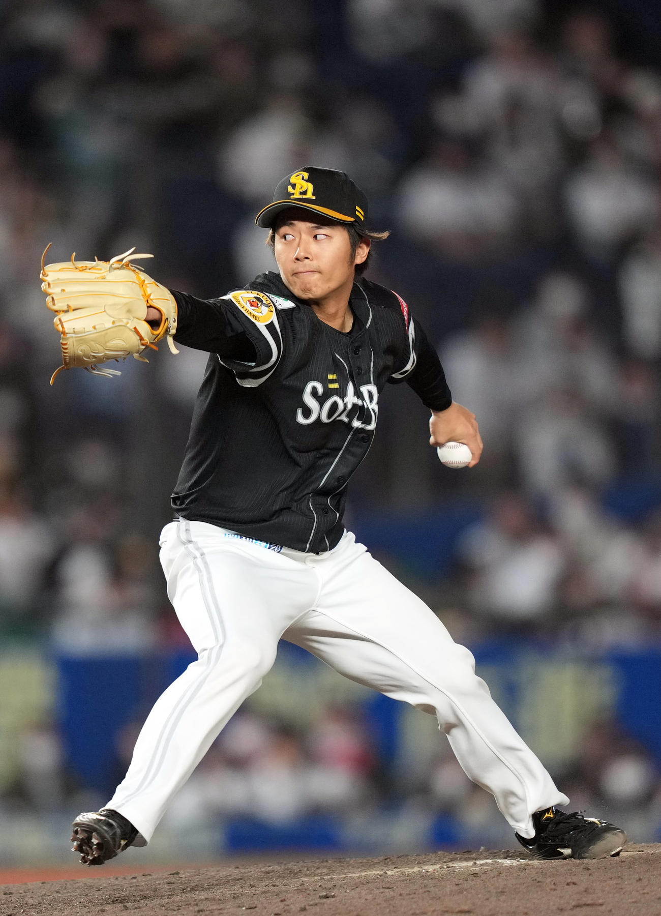 ロッテ対ソフトバンク　12回裏から登板する田浦（撮影・狩俣裕三）