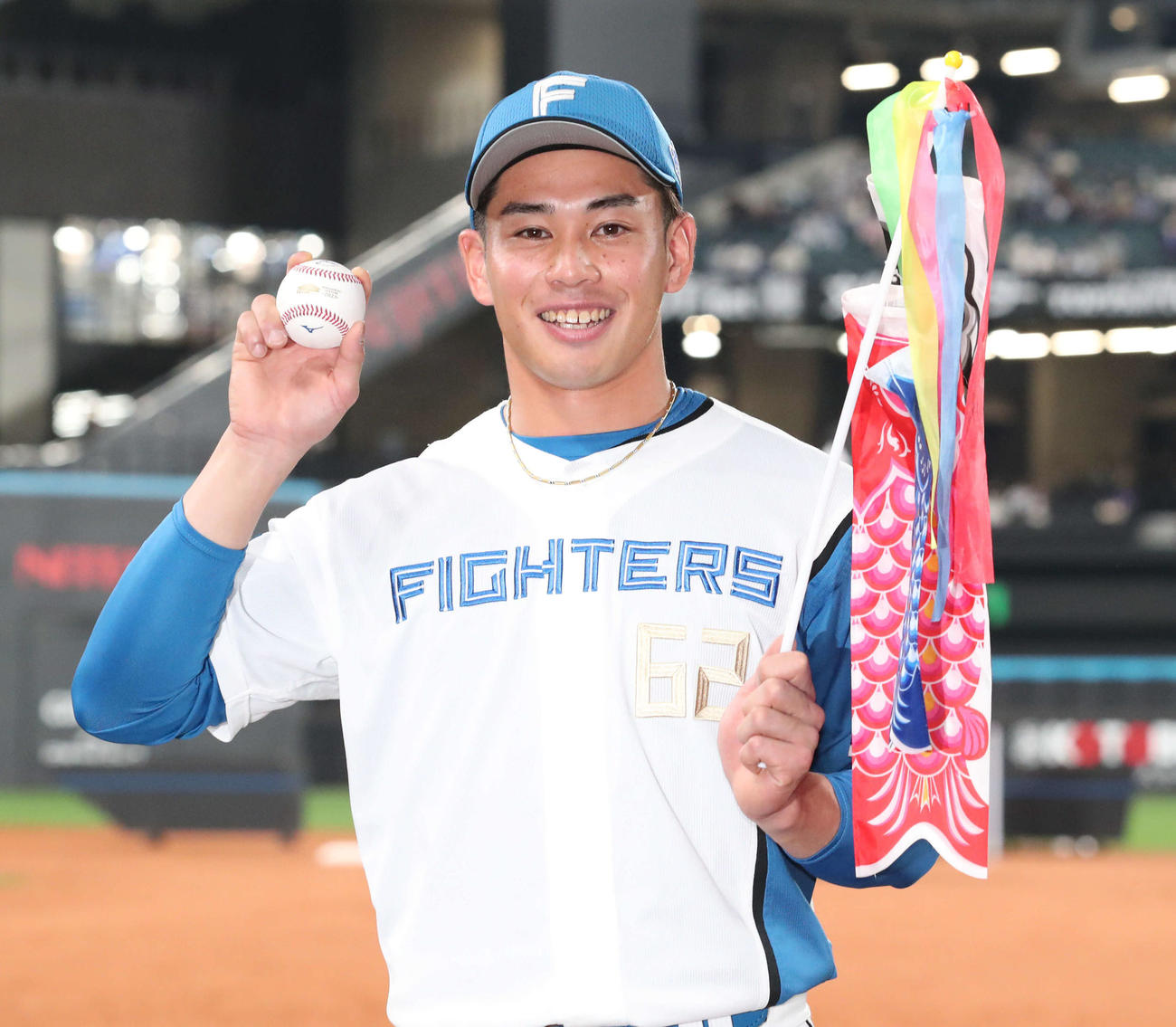 日本ハム対楽天　プロ初勝利を挙げ記念ボールとこいのぼりを掲げ笑顔で撮影に応じる日本ハム宮内（撮影・佐藤翔太）