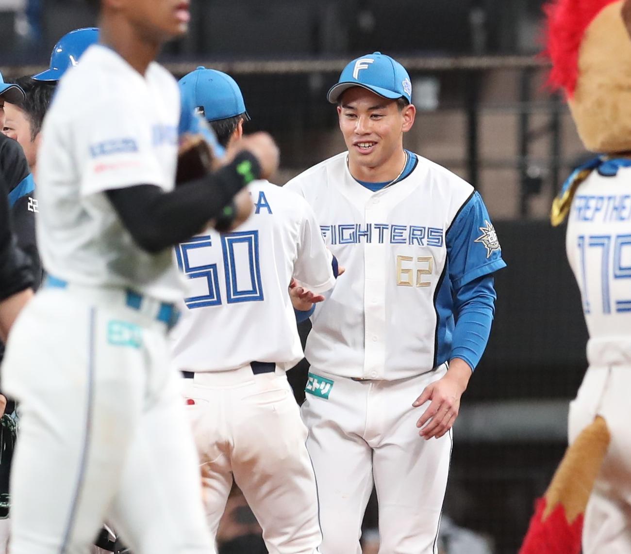 日本ハム対楽天　プロ初勝利を挙げ五十幡からウイニングボールを受け取る宮内（撮影・黒川智章）