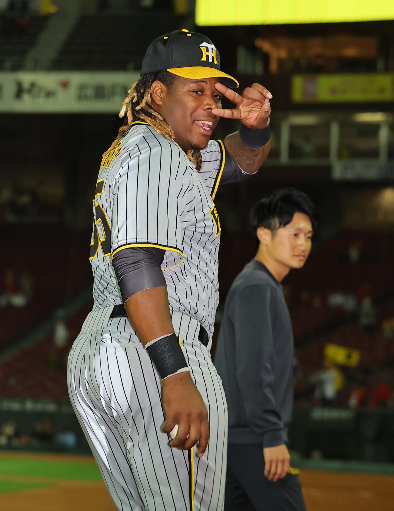 広島対阪神　ヒーローインタビューを終えポーズを決めるミエセス（撮影・上田博志）