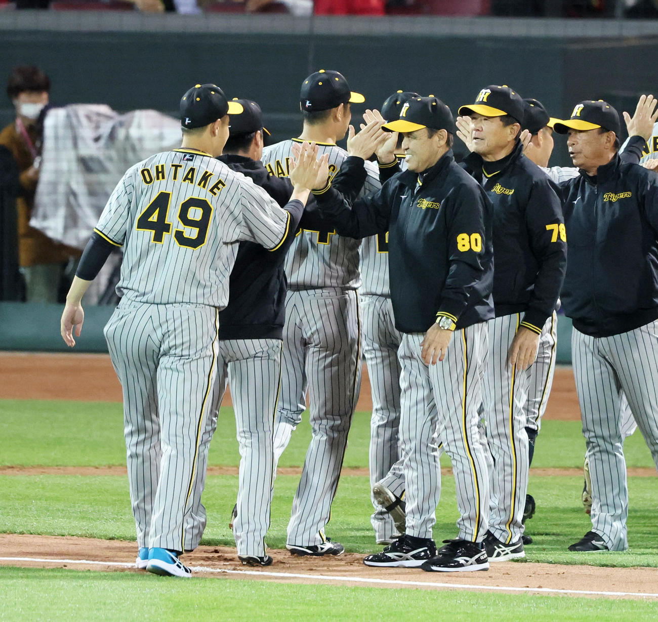 広島対阪神　広島に勝利し大竹（左）と笑顔でタッチする岡田監督（撮影・加藤哉）