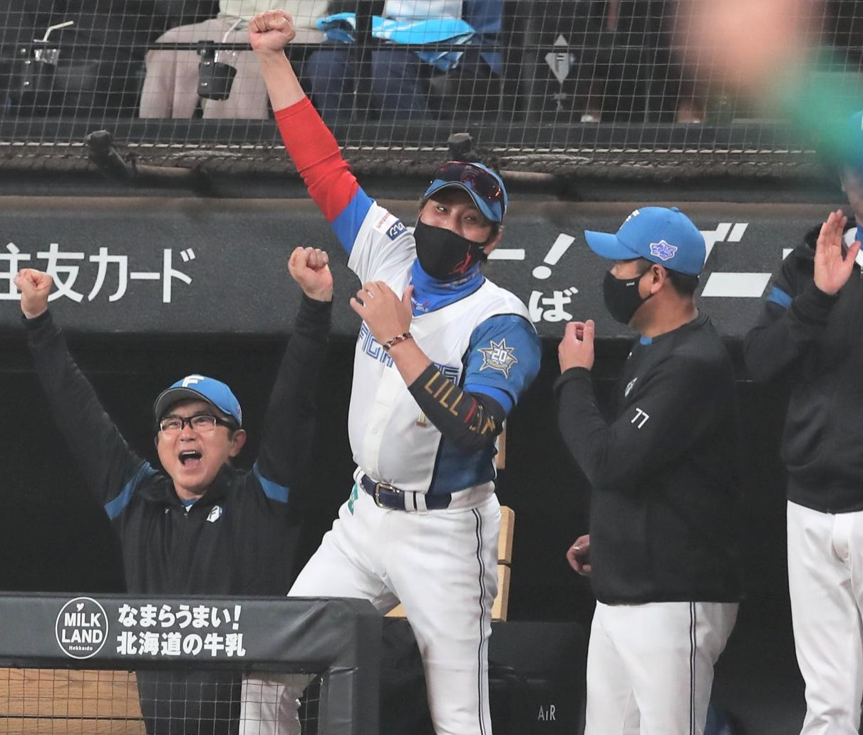 日本ハム対楽天　8回裏日本ハム1死一、三塁、万波の2点適時二塁打にガッツポーズの新庄監督（撮影・黒川智章）