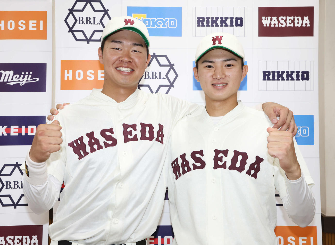 早大対法大　法大に勝利し、肩を組み笑顔でガッツポーズする早大・印出（左）と加藤（撮影・宮地輝）