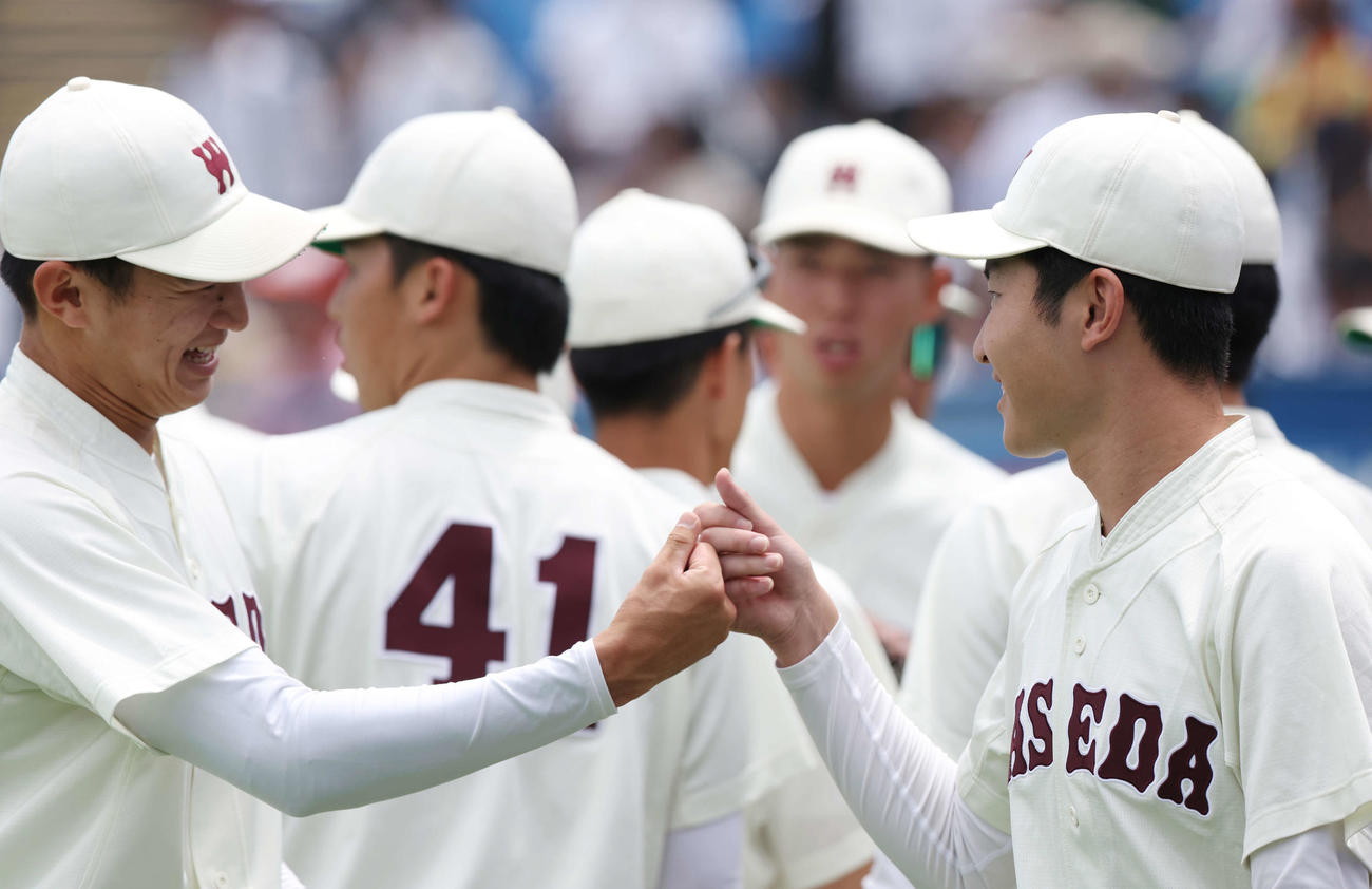 早大対法大　8回裏を無失点に抑えた早大・斎藤（右）と笑顔でグータッチする加藤（撮影・宮地輝）