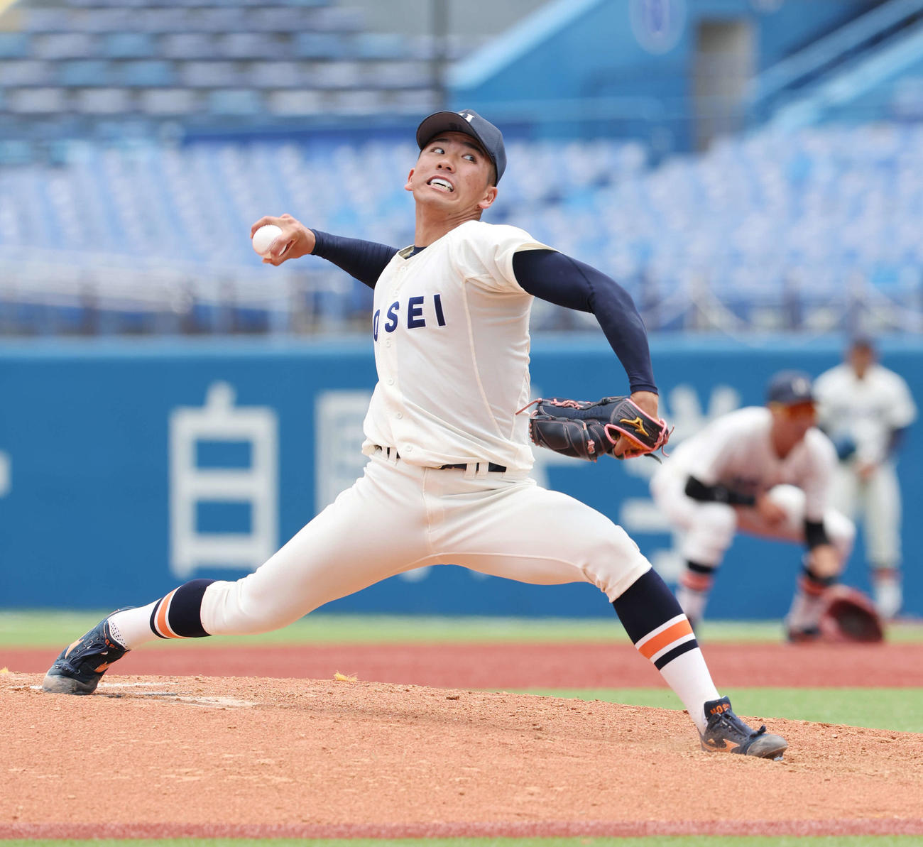 早大対法大　力投する法大先発の篠木（撮影・宮地輝）