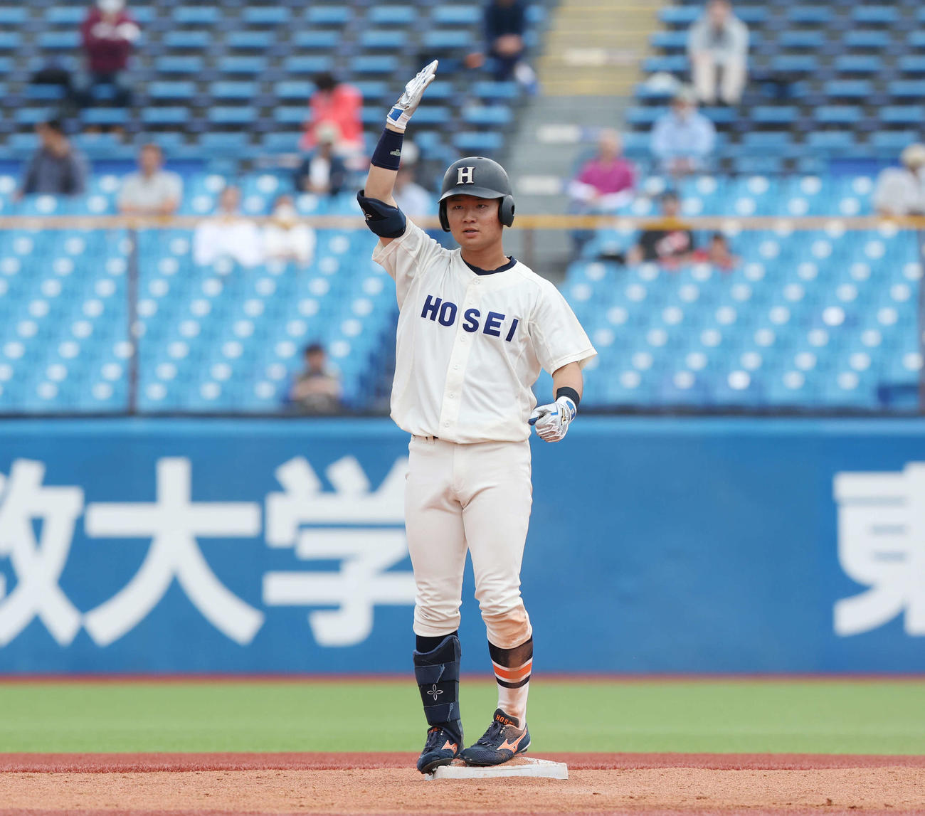 早大対法大　5回裏法大2死一、二塁、同点の右適時二塁打を放ち、ベンチをあおる浦（撮影・宮地輝）