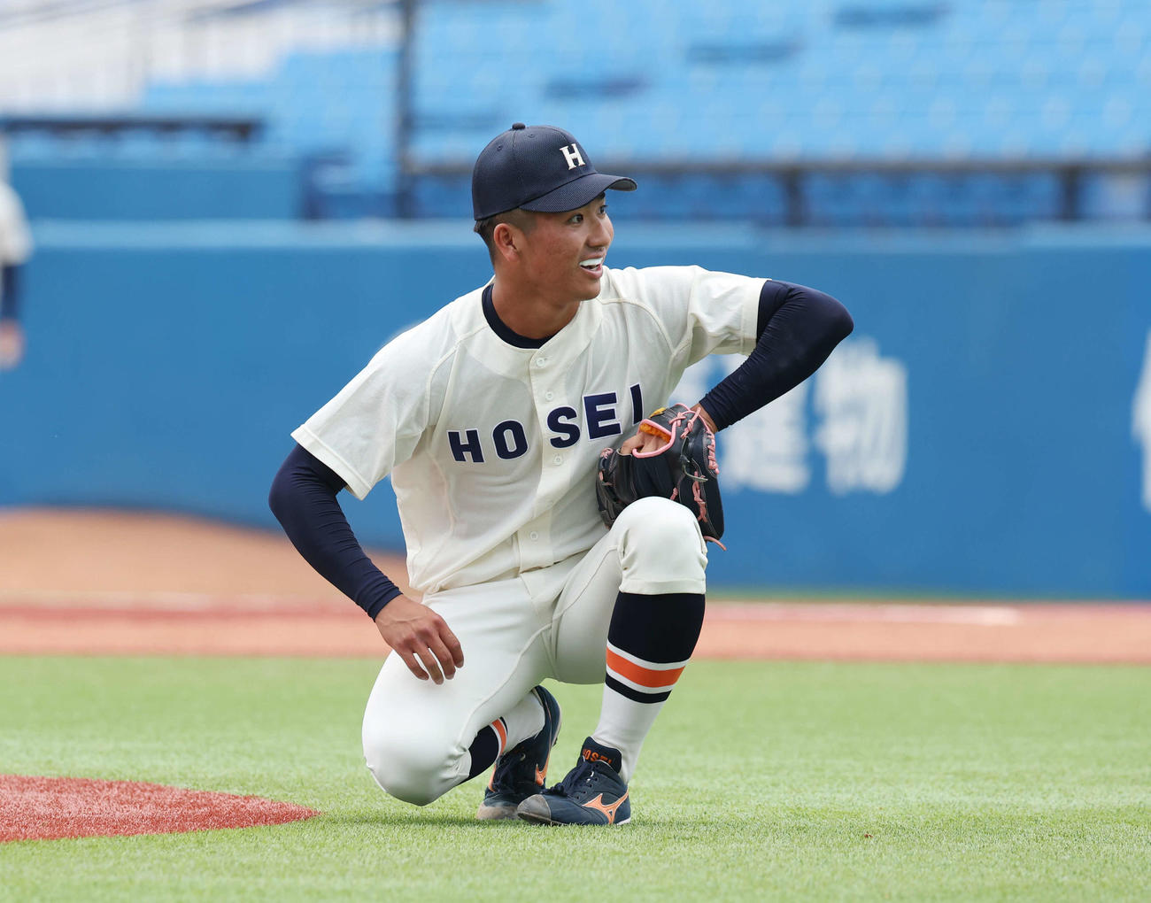 早大対法大　6回表早大1死、印出に勝ち越しの左越えソロ本塁打を浴び、驚いた表情でしゃがみ込む篠木（撮影・宮地輝）
