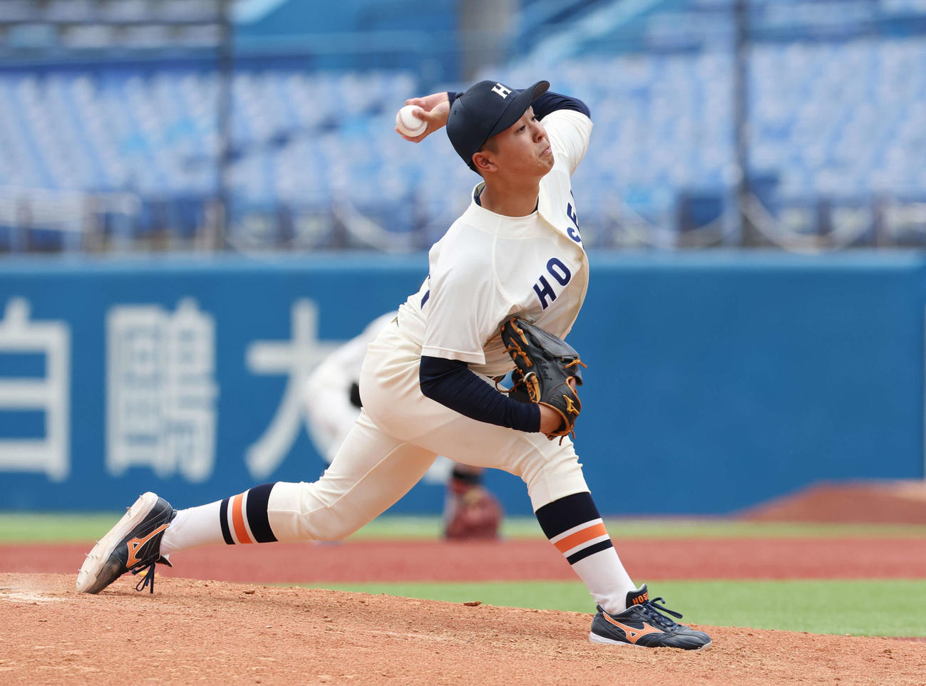 早大対法大　8回裏法大2番手で登板し、力投する吉鶴（撮影・宮地輝）