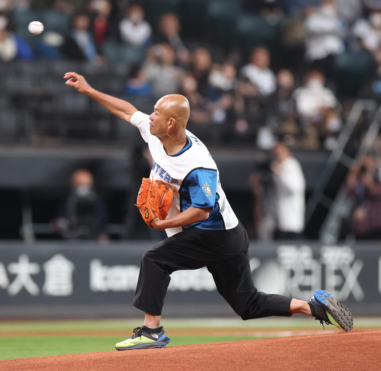 始球式を務めるアドベンチャーレーサー田中陽希さん（撮影・佐藤翔太）