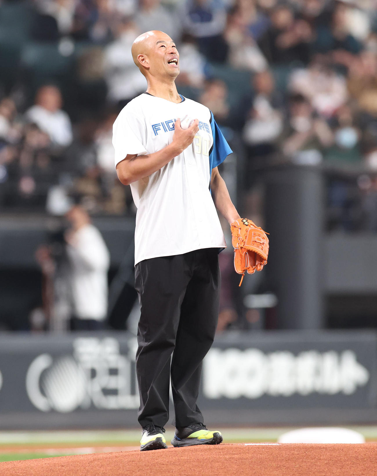 始球式を務めるアドベンチャーレーサー田中陽希さん（撮影・佐藤翔太）