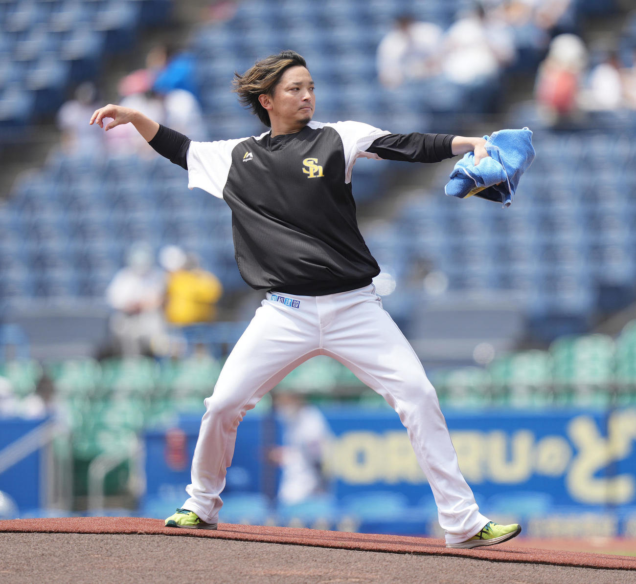 ロッテ対ソフトバンク　試合前練習でマウンドの感触を確かめるソフトバンク東浜（撮影・鈴木みどり）