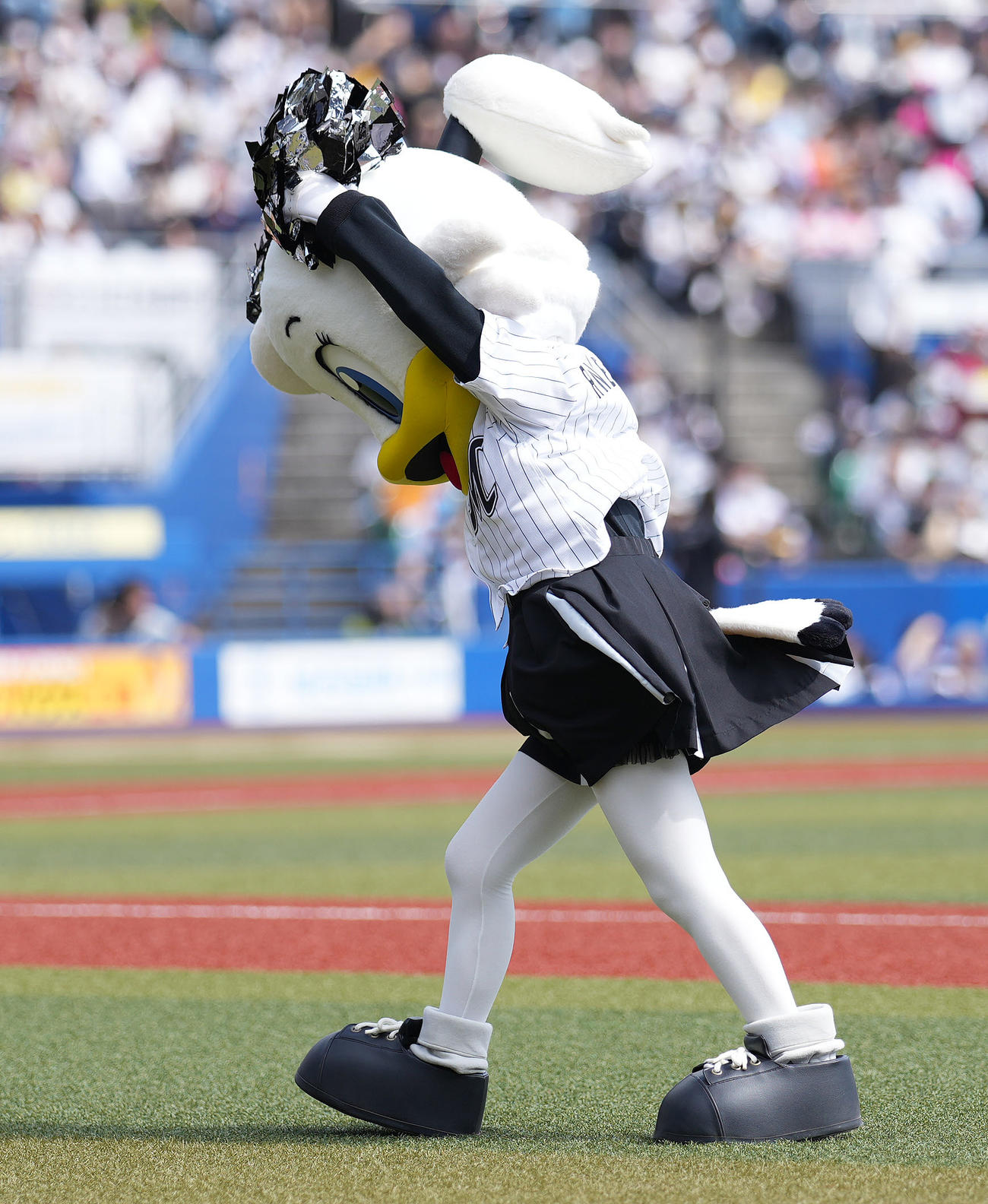 ロッテ対ソフトバンク　強風で帽子が飛ばされてしまい、頭をおさえるリーンちゃん（撮影・鈴木みどり）